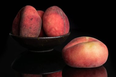 Taze paraguay şeftali siyah cam izole