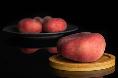 Taze paraguay şeftali siyah cam izole