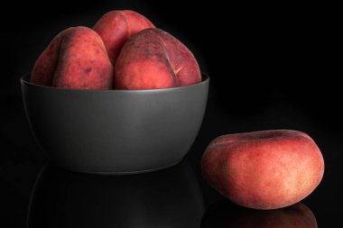 Taze paraguay şeftali siyah cam izole