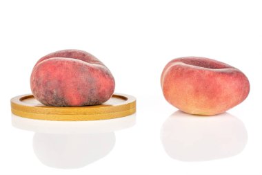 Taze paraguay şeftali beyaz izole