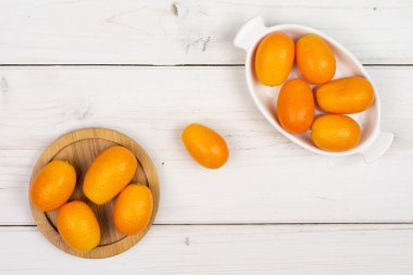 Gri ahşap taze turuncu kumquat