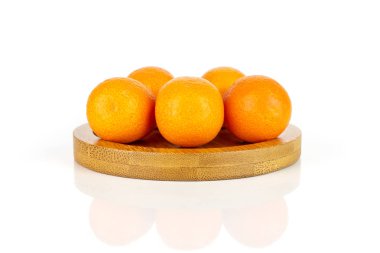 Taze turuncu kumquat beyaz izole