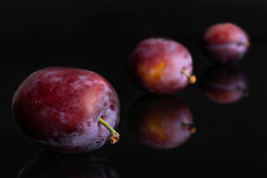 Taze mavi erik siyah cam izole