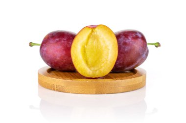 Beyaz izole taze mavi Erik