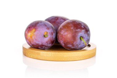 Beyaz izole taze mavi Erik