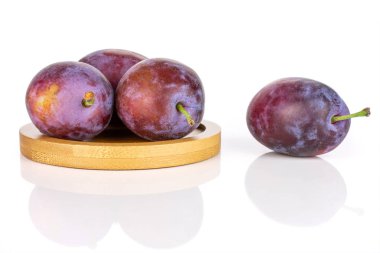 Beyaz izole taze mavi Erik