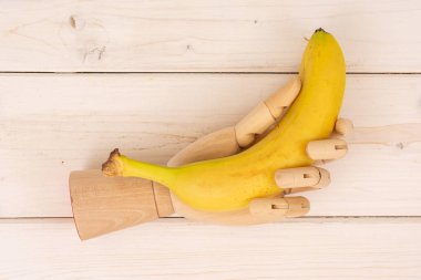 Gri ahşap olgun sarı muz
