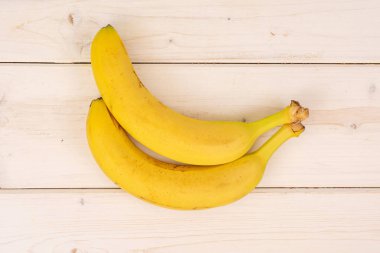 Gri ahşap olgun sarı muz