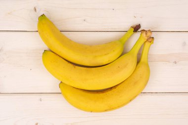 Gri ahşap olgun sarı muz