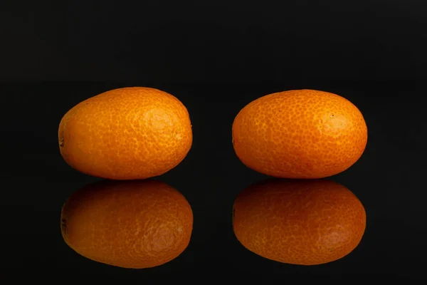 Friss narancs kamkvat izolált fekete üveg — Stock Fotó