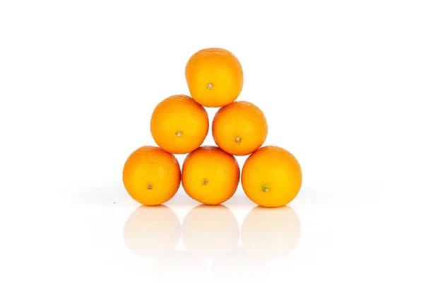 Frischer orange Kumquat isoliert auf weiß — Stockfoto