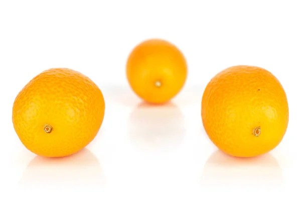 Świeży pomarańczowy kumkwat izolowane na białym — Zdjęcie stockowe