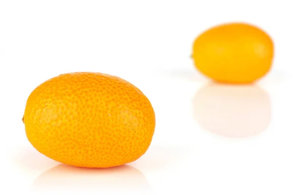 Kumquat orange frais isolé sur blanc — Photo