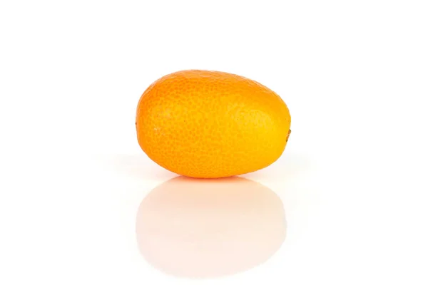 Kumquat naranja fresco aislado en blanco — Foto de Stock