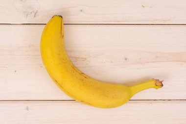 Gri ahşap olgun sarı muz