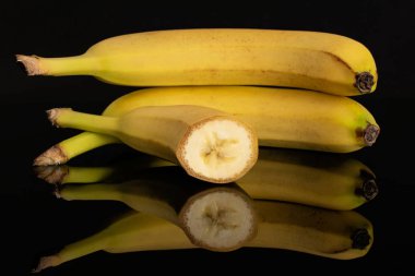 Olgun sarı muz siyah cam izole