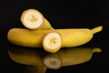 Olgun sarı muz siyah cam izole