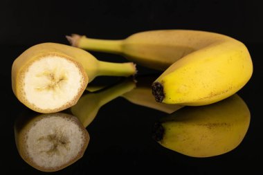 Olgun sarı muz siyah cam izole