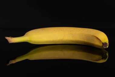 Olgun sarı muz siyah cam izole