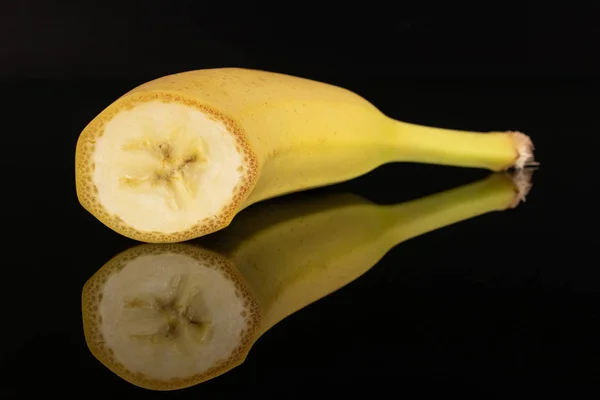 Banana gialla matura isolata su vetro nero — Foto Stock