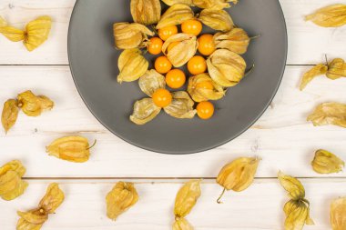 Gri ahşap taze turuncu physalis