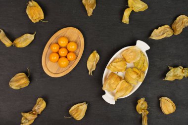 Gri taş üzerinde taze turuncu physalis