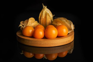 Taze turuncu physalis siyah cam izole