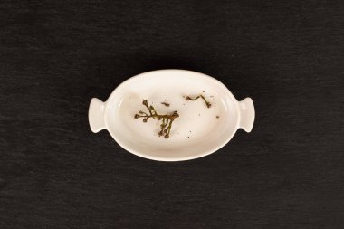 Gri taş üzerinde taze yeşil üzüm