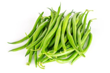 Taze yeşil fasulye beyaz izole