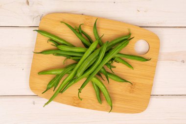 Gri ahşap taze yeşil fasulye