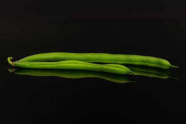 Taze yeşil fasulye siyah cam izole
