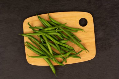 Gri taş üzerinde taze yeşil fasulye