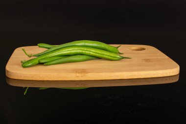 Taze yeşil fasulye siyah cam izole