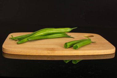 Taze yeşil fasulye siyah cam izole