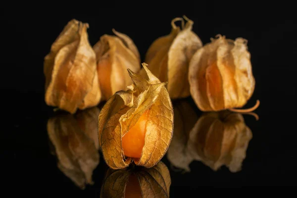 Świeży pomarańczowy Physalis izolowane na czarnym szkle — Zdjęcie stockowe