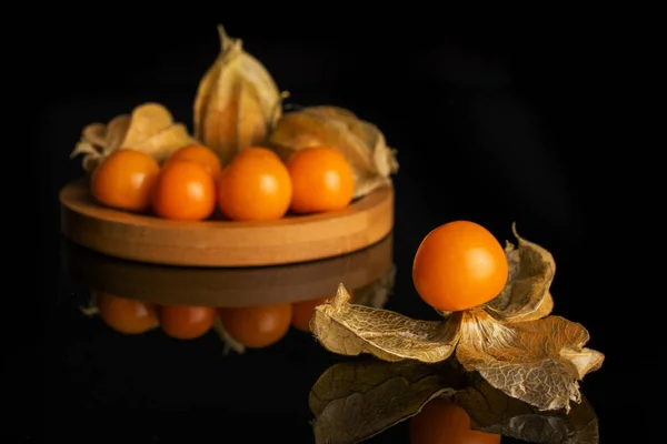 Physalis laranja fresco isolado em vidro preto — Fotografia de Stock