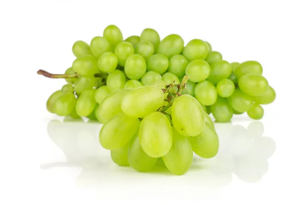 Uva verde fresca aislada sobre blanco — Foto de Stock