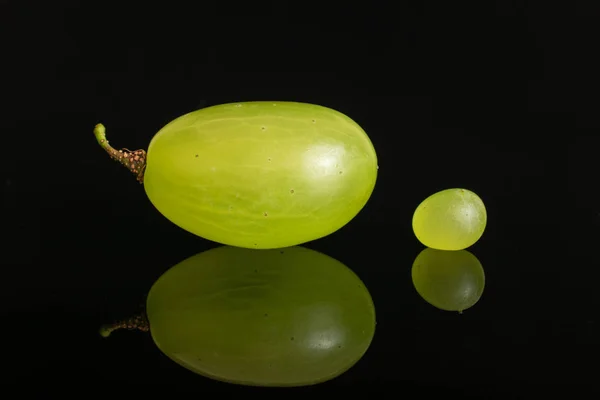 Raisin vert frais isolé sur verre noir — Photo