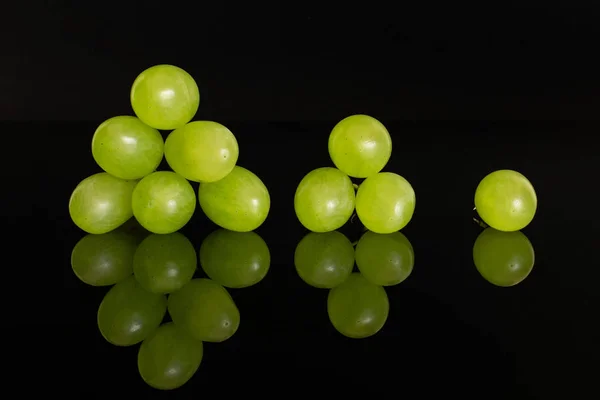 Fekete üvegre izolált friss zöldszőlő — Stock Fotó