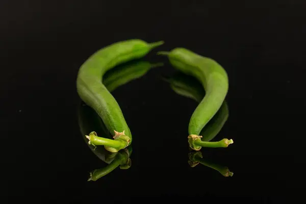 Frijol verde fresco aislado en vidrio negro — Foto de Stock