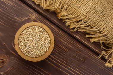 Kahverengi ahşap üzerinde soyulmamış susam