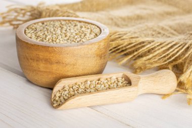 Gri ahşap üzerinde soyulmamış susam