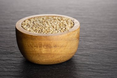 Gri taş üzerinde soyulmamış susam