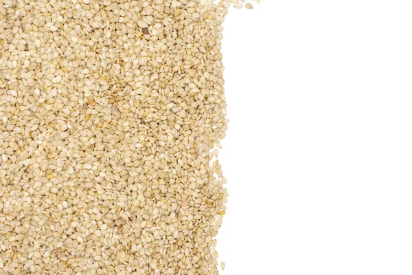 Nieobrane nasiona sezamu izolowane białym — Zdjęcie stockowe