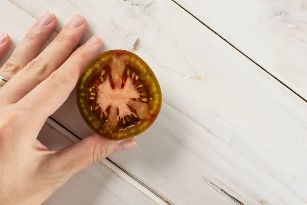 Tomate vermelho esverdeado sobre madeira cinzenta — Fotografia de Stock