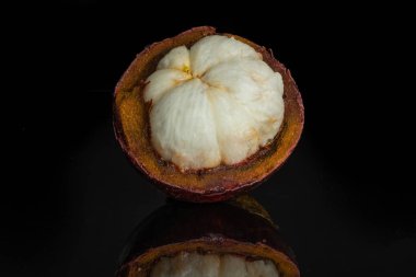 Siyah cam üzerinde izole derin mor mangosten