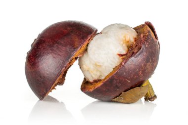 Derin mor mangosten beyaz izole