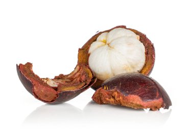 Derin mor mangosten beyaz izole