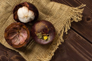 Kahverengi ahşap üzerinde derin mor mangosten