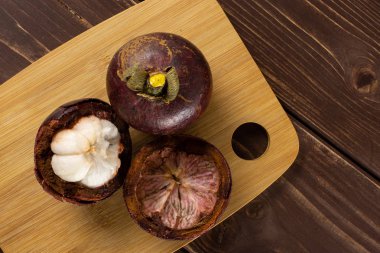 Kahverengi ahşap üzerinde derin mor mangosten